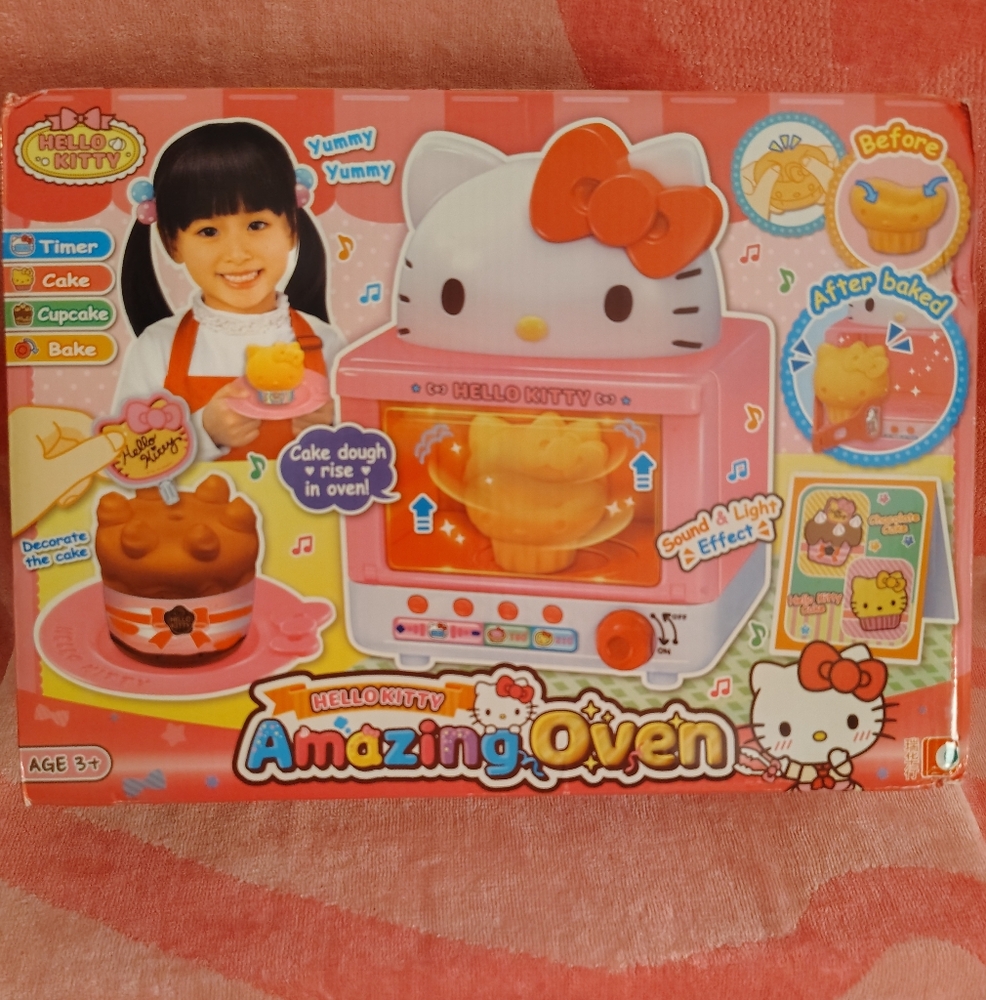 EXCLUSIVE - Hello Kitty Amazing Oven Playset - Picture 3 of 13
